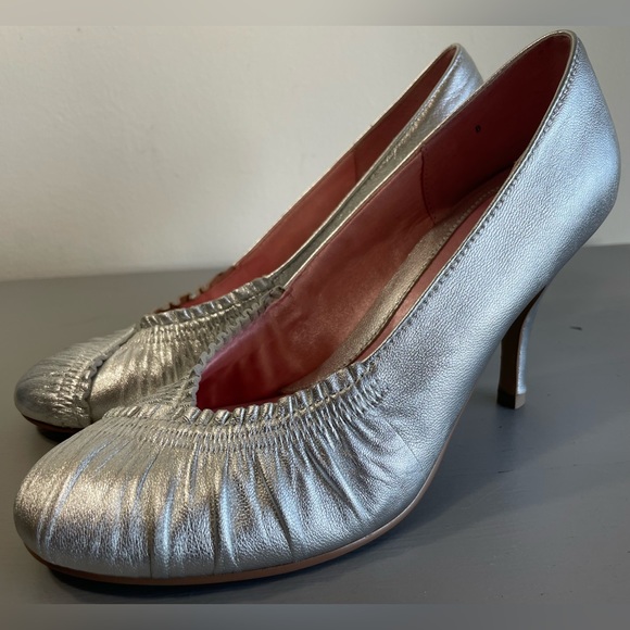 Seychelles Shoes - SEYCHELLES SILVER PUMP SZ 8, EUC